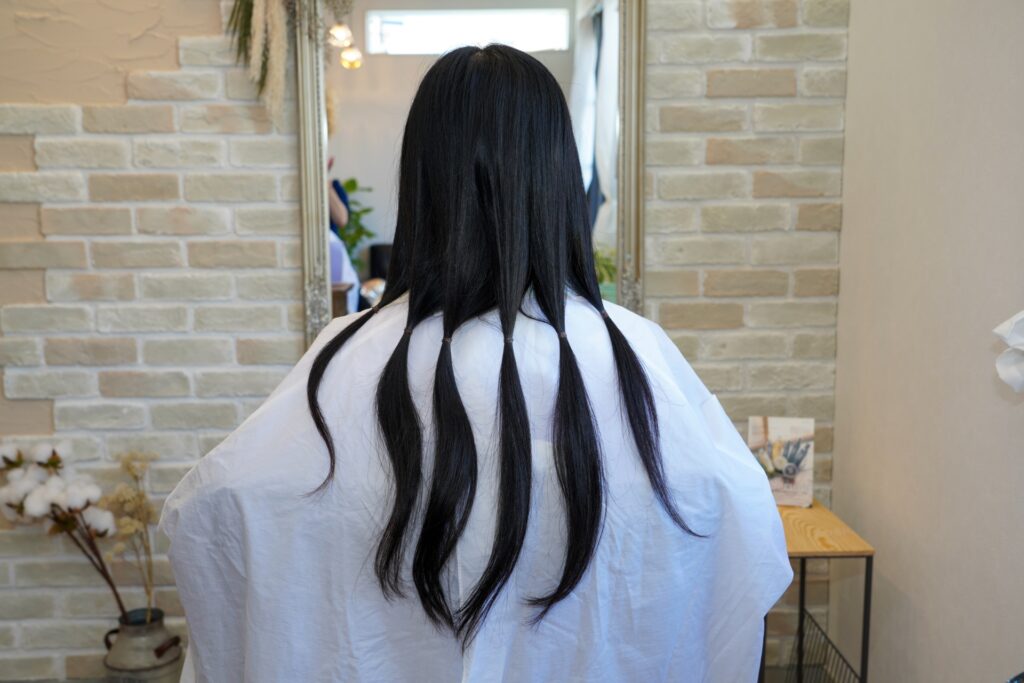 髪の毛の買取|ヘアドネーションをする女性